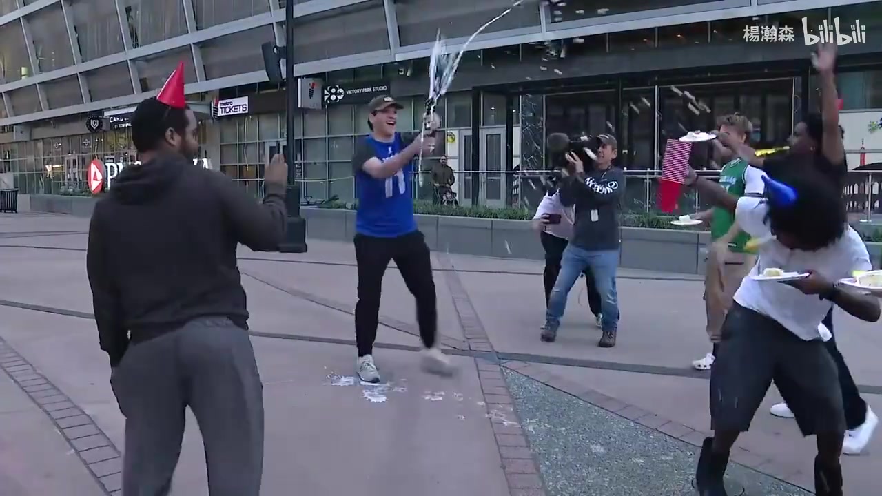 过年了！尼科被裁后，独行侠球迷身穿东契奇球衣来到球馆前庆祝！