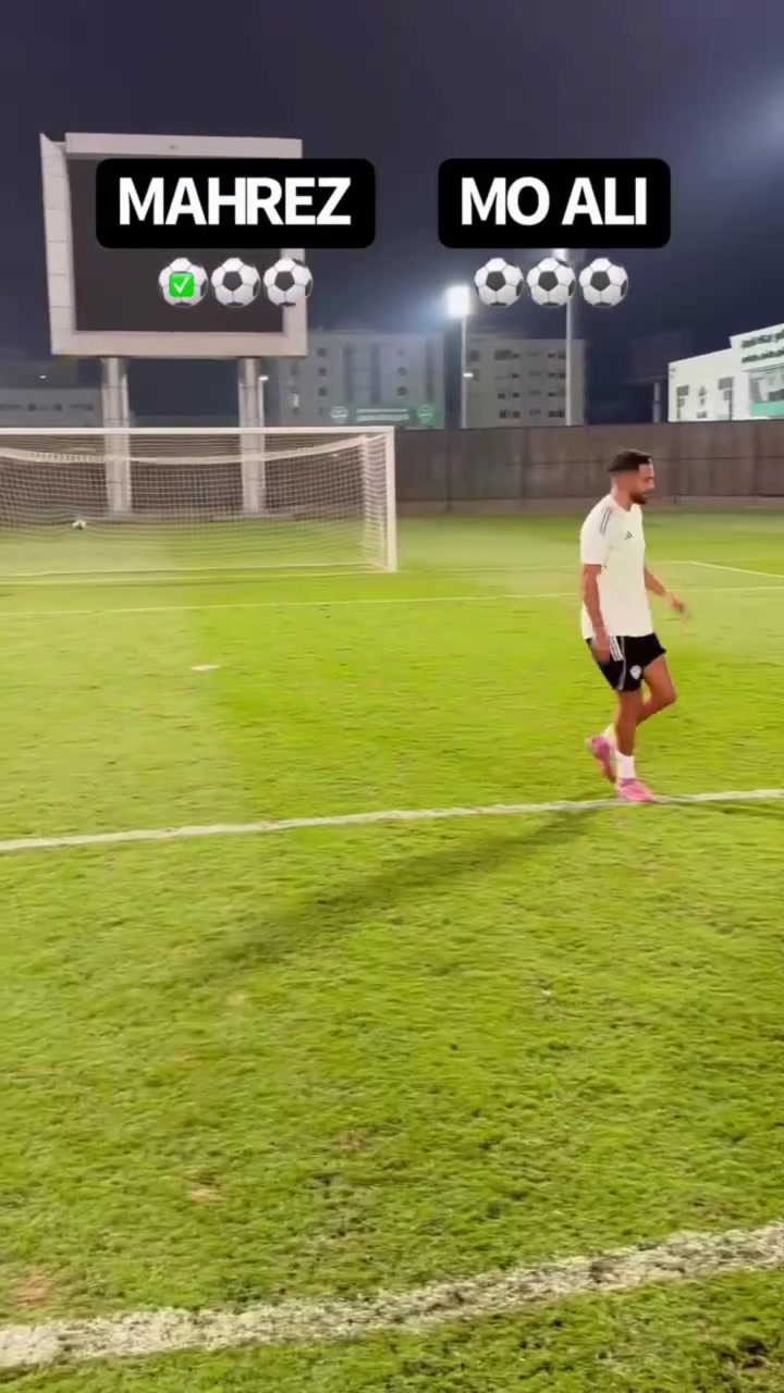 双胞胎？马赫雷斯和长相酷似自己的网红比拼射门！