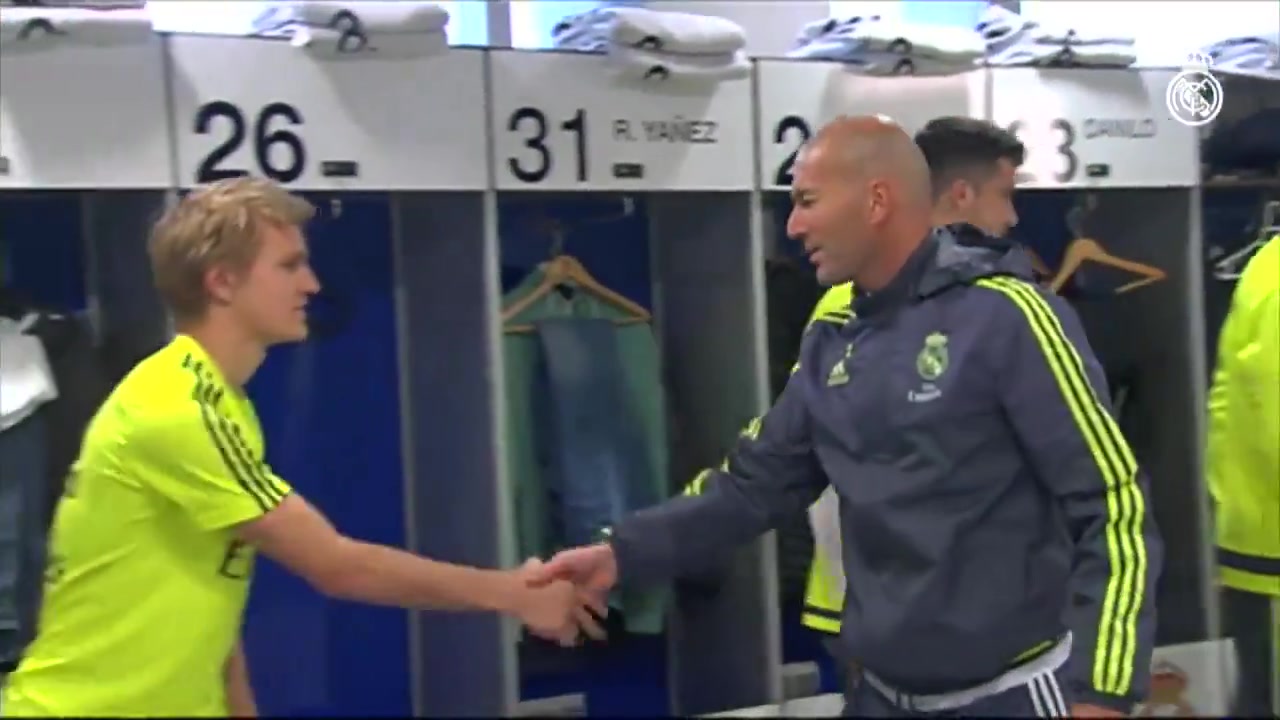 当齐祖成为主帅首次进入皇马更衣室，球员们都是满脸敬畏