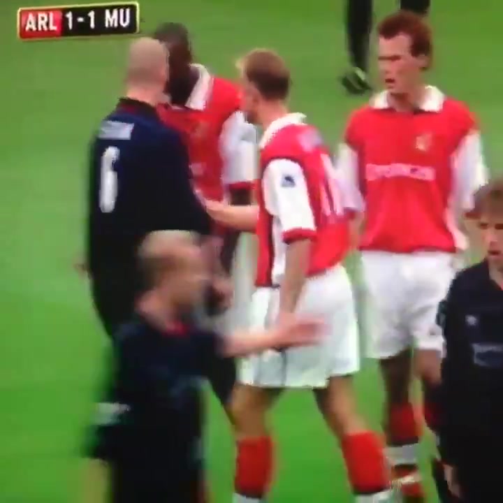 基恩和维埃拉短暂冲突，斯塔姆介入，顶牛+锁喉回应