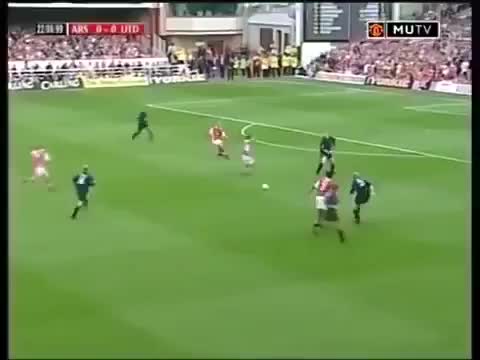 基恩梅开二度，帮助曼联在海布里球场取得胜利