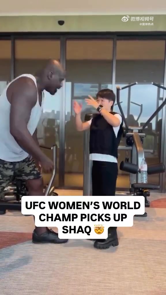 中国力量！张伟丽轻松抱起300多斤的奥尼尔！核心力量太强了！