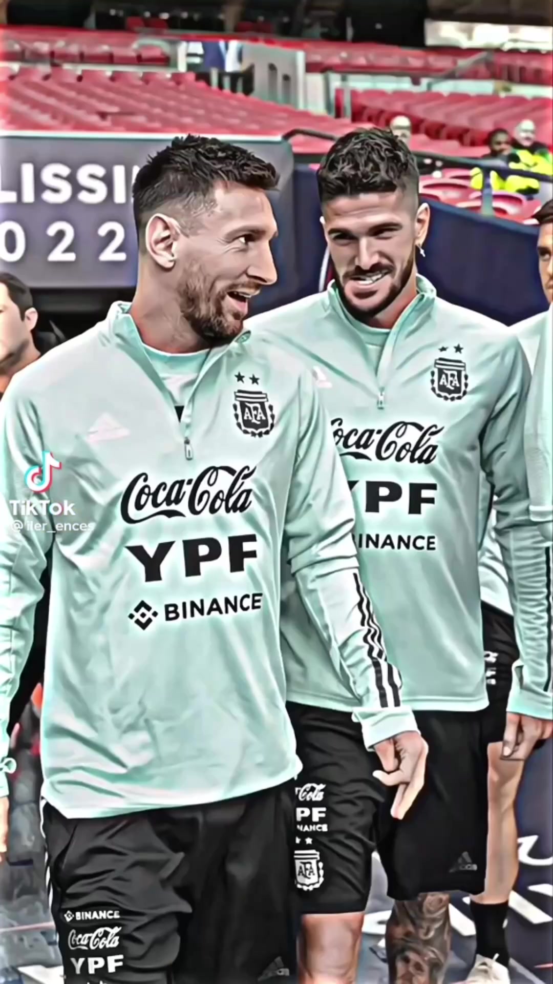 钢铁猛男最温柔的眼神！德保罗总是以拉丝的眼神望向梅西~