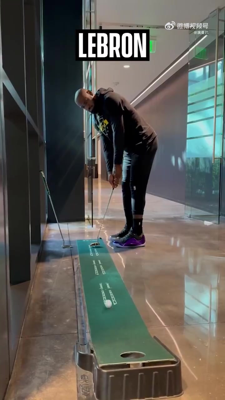 团队文化！湖人队内训练前，每人一杆高尔夫