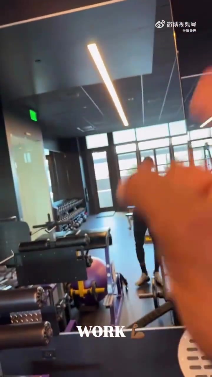 詹姆斯又瘦了？训练中可以看到清晰可见的腹肌