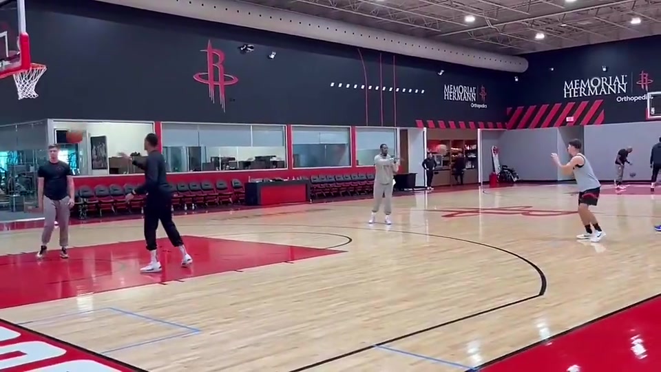 今天很炸！！！谢泼德训练都是三分线外一步练投篮啊！