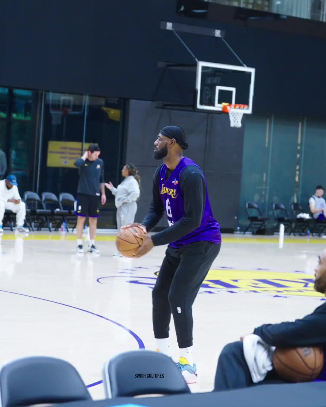 神准啊！詹姆斯训练三分轻松14连中！！八村看得很认真啊~