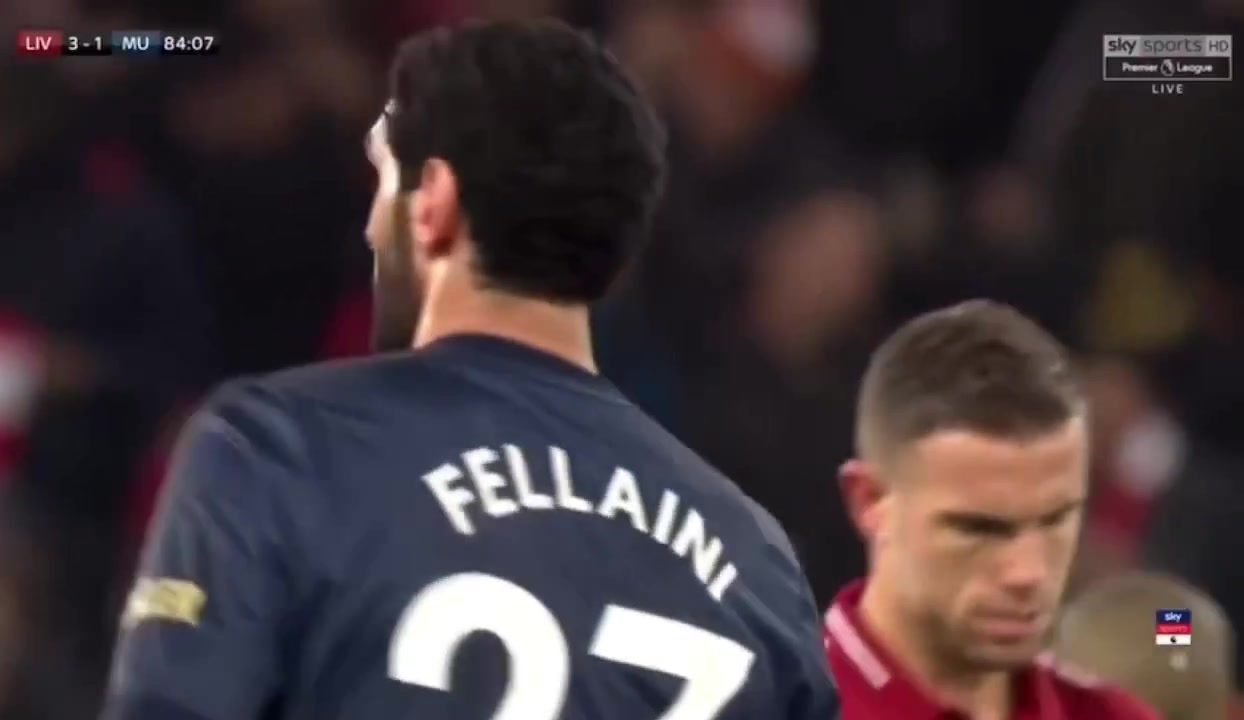 费莱尼在英超联赛的最后一脚射门击中安菲尔德球场的一名工作人员