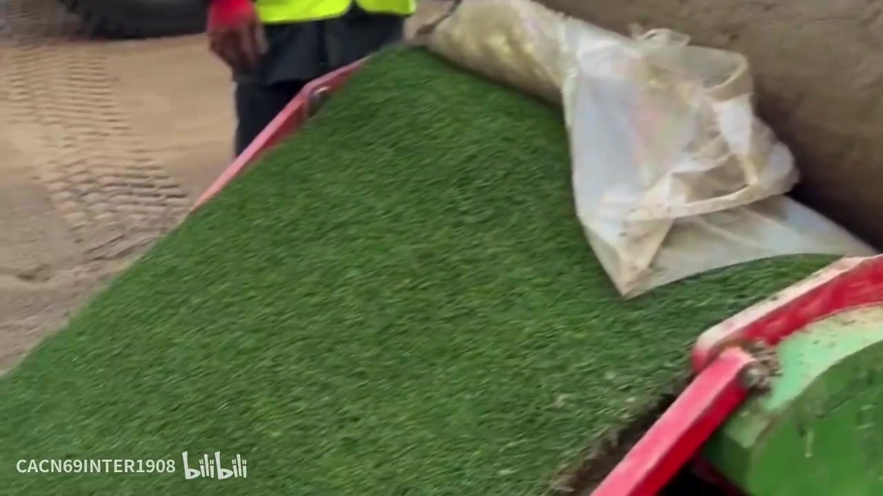 梅阿查球场铺设新草皮，米兰城刚刚下起了小雪！