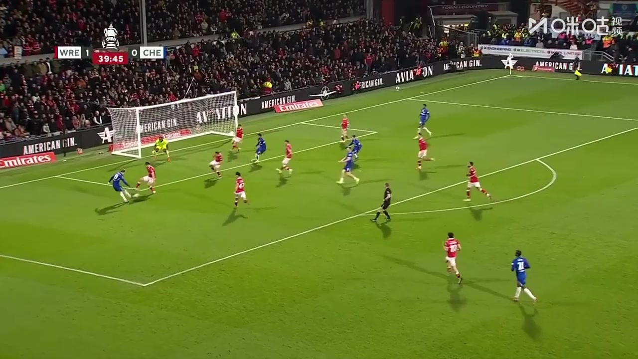 大水冲了龙王庙！雷克瑟姆后卫解围，击中自家门将皮球弹进球门！