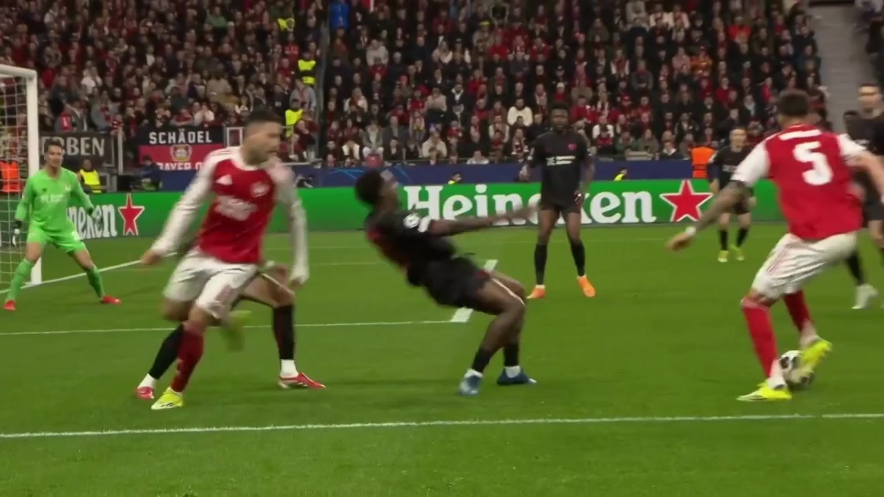 马丁内利带球突入禁区！因卡皮耶得球小角度打门太正！