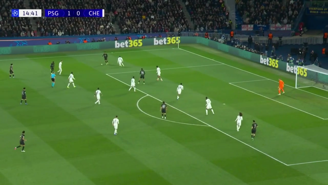 大巴黎险些再下一城！登贝莱禁区内爆射击中横梁挡出！