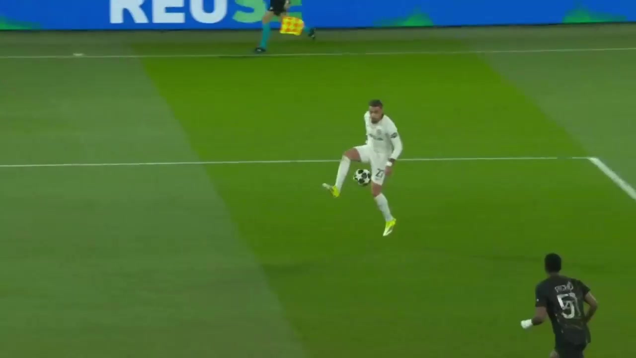 大巴黎严重漏人！恩佐送助攻，古斯托禁区内无人看防打门得手！