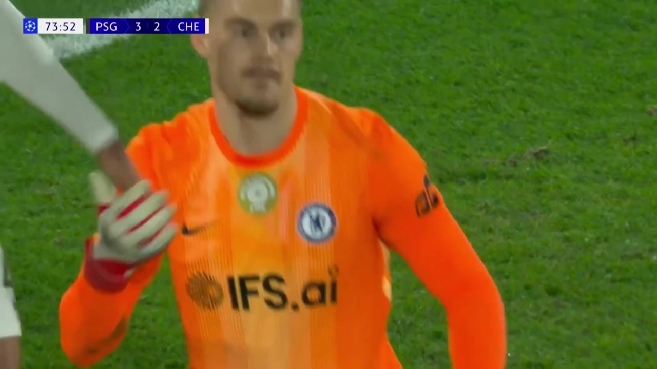 太逆天了！蓝军门将约恩森失误送超级大礼！维蒂尼亚巧妙挑射破门