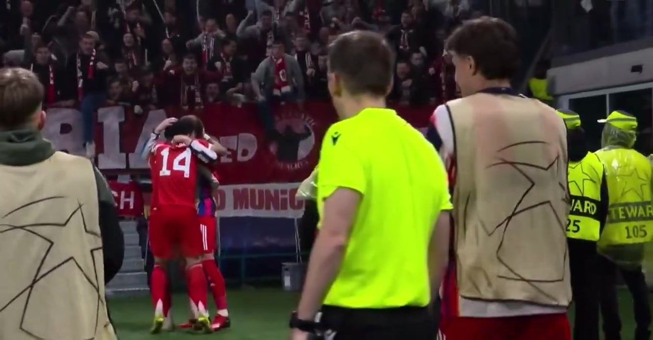 其利断金！杰克逊进球后，拜仁众将紧紧相拥！