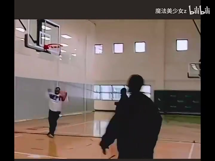 一眼AI~经典的超级大变向！珍藏视频：艾弗森线下跟朋友打球！
