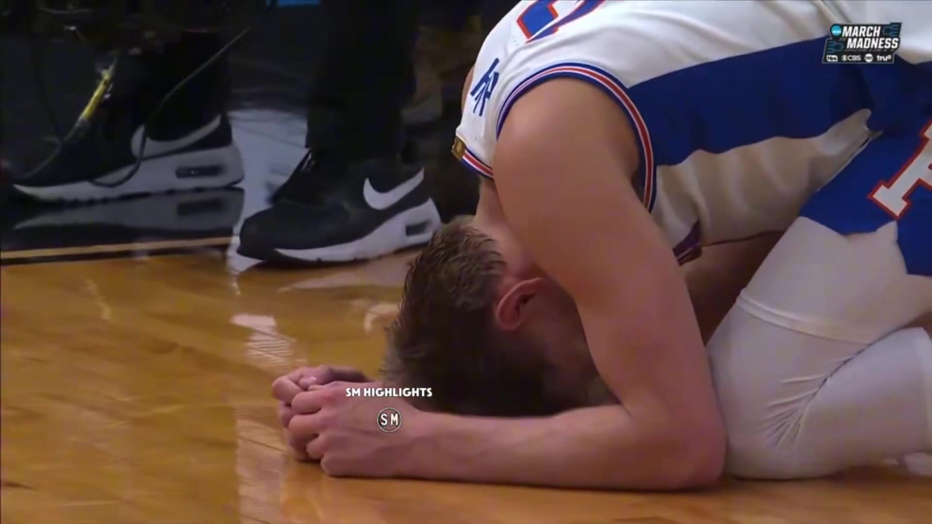 伤心欲绝！卫冕冠军佛罗里达爆冷出局！托马斯·霍抱头跪地很沮丧