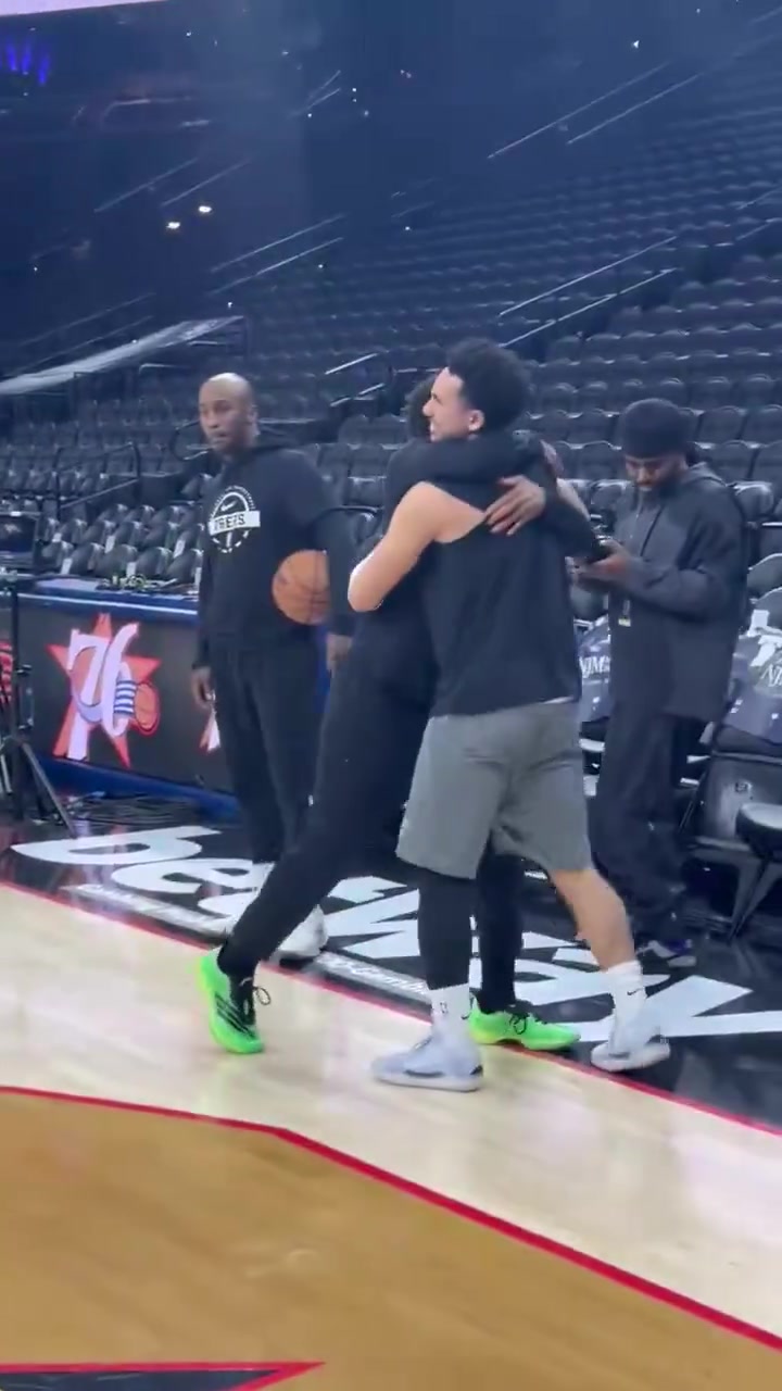 到哪都是团宠！球迷拍摄麦凯恩与洛瑞以及76人工作人员的互动！