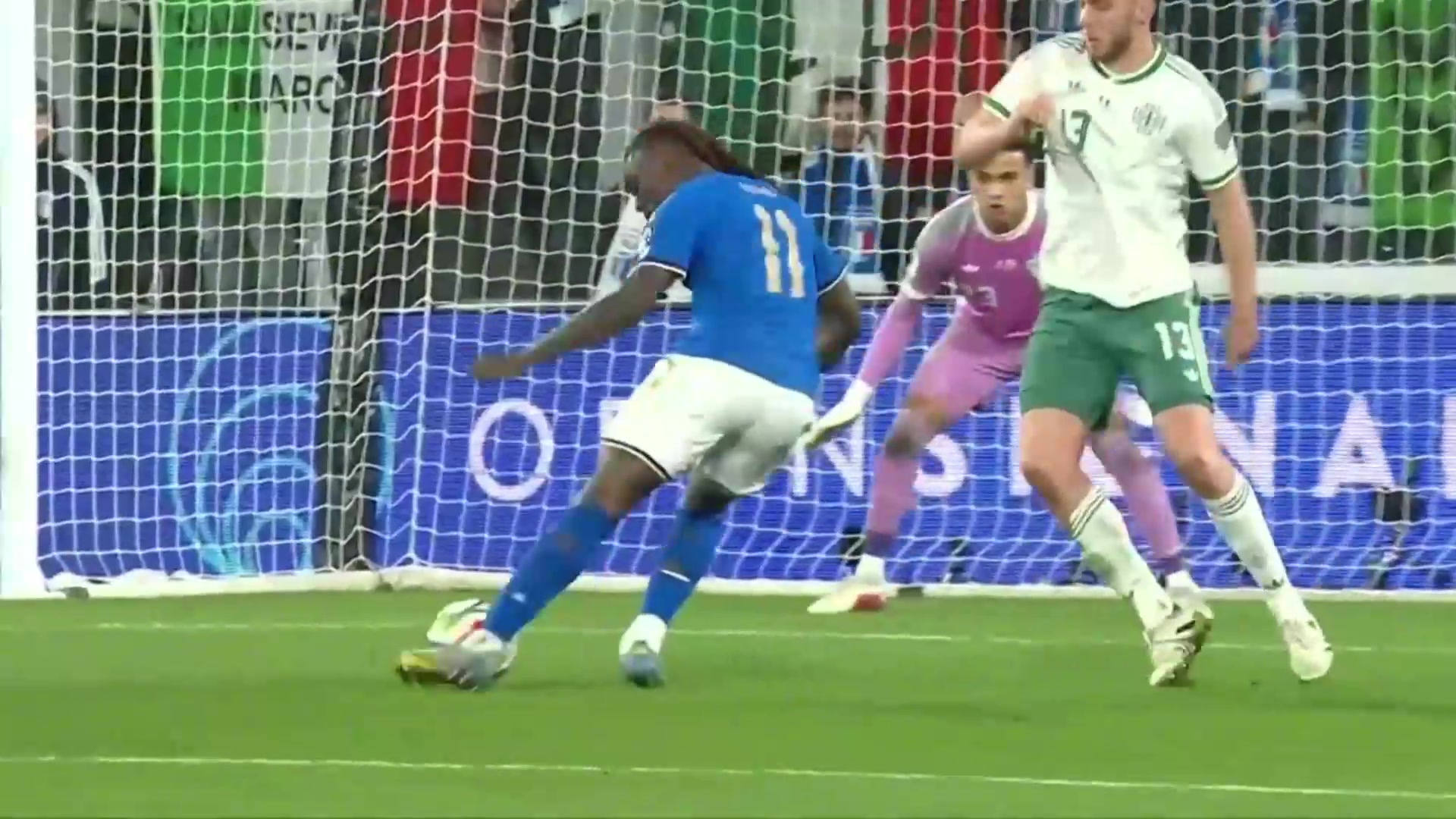 意大利再下一城！基恩禁区内停球晃开防守推射破门！