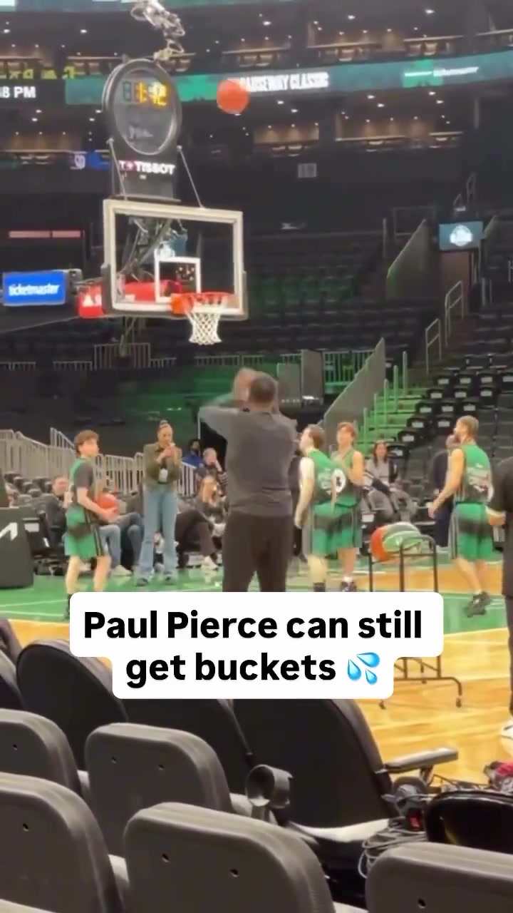 不愧是拿过三分大赛冠军的人！皮尔斯退役多年，功力犹存啊