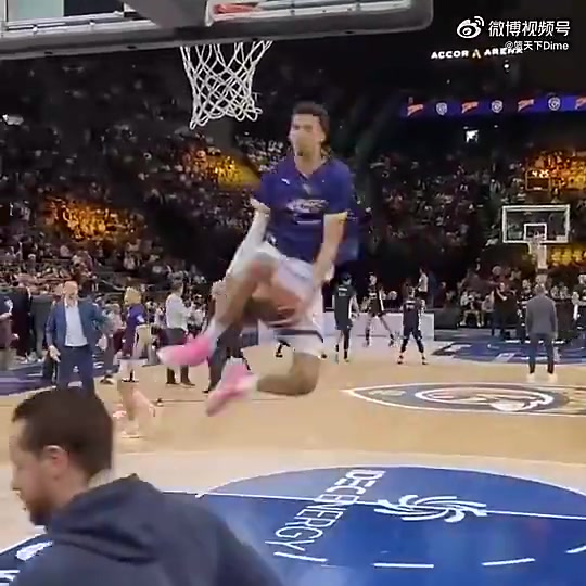 恐怖！2米24文班亚马能轻松胯下换手空接暴扣！还是自抛自扣！