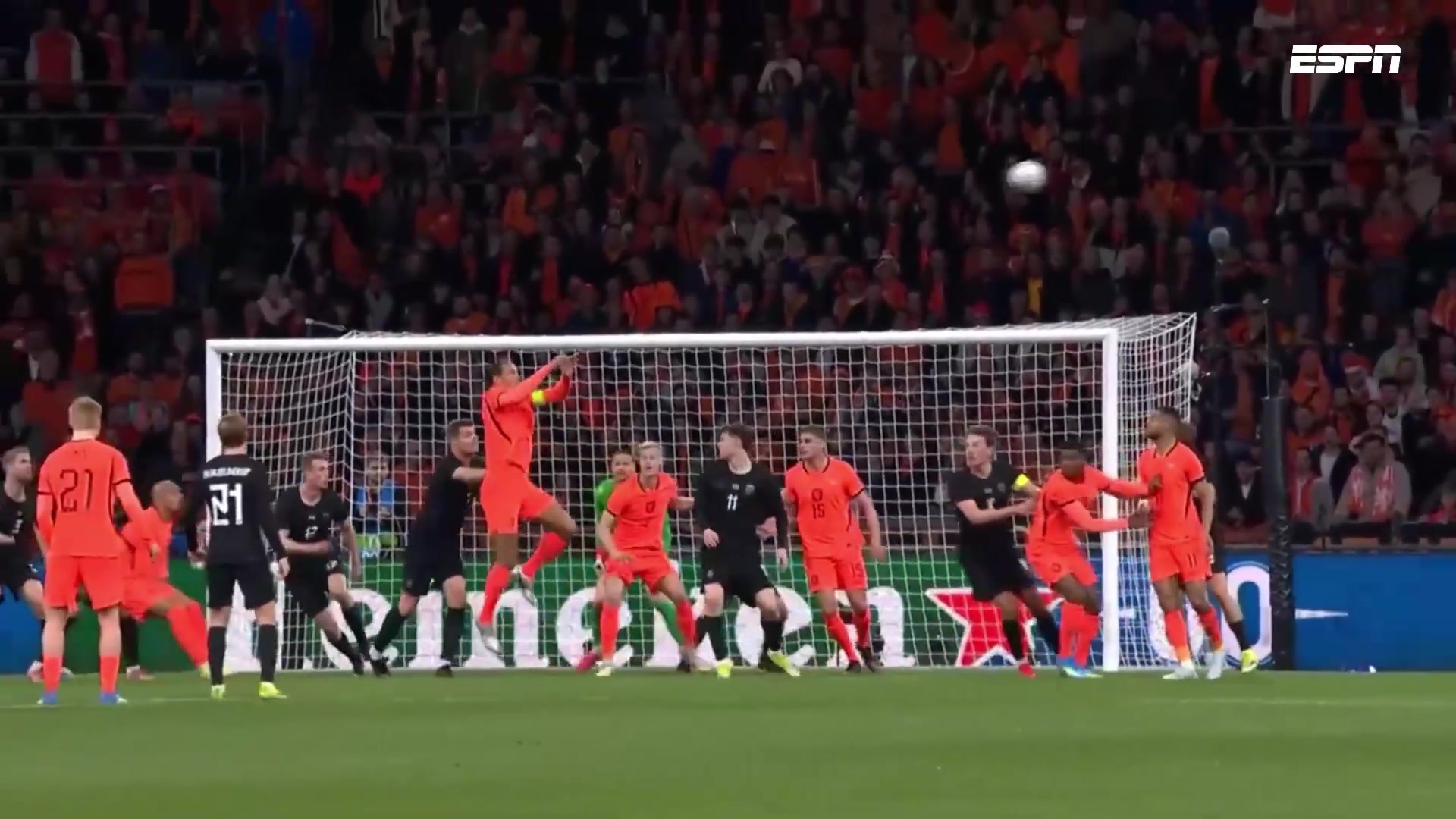 荷兰1-1扳平比分！范戴克高高跃起头球破门，库普梅纳斯角球助攻