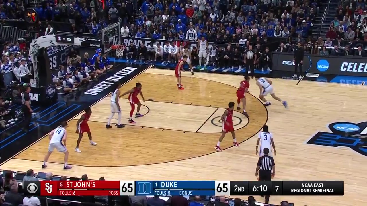 非常扎实的基本功！卡梅隆·布泽尔要命时刻顶着防守强杀内线得分