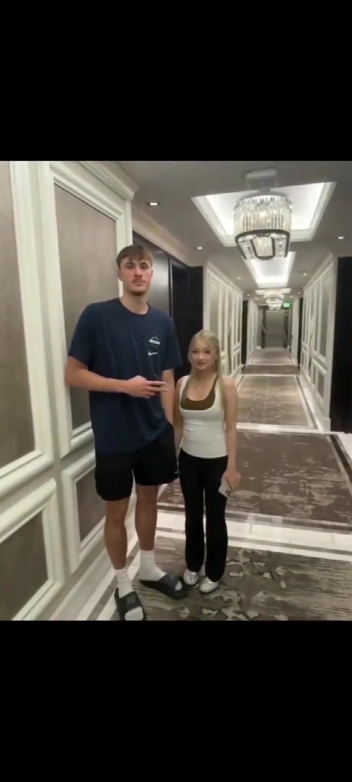 最萌身高差？小姐姐在美国住酒店偶遇弗拉格和队友们