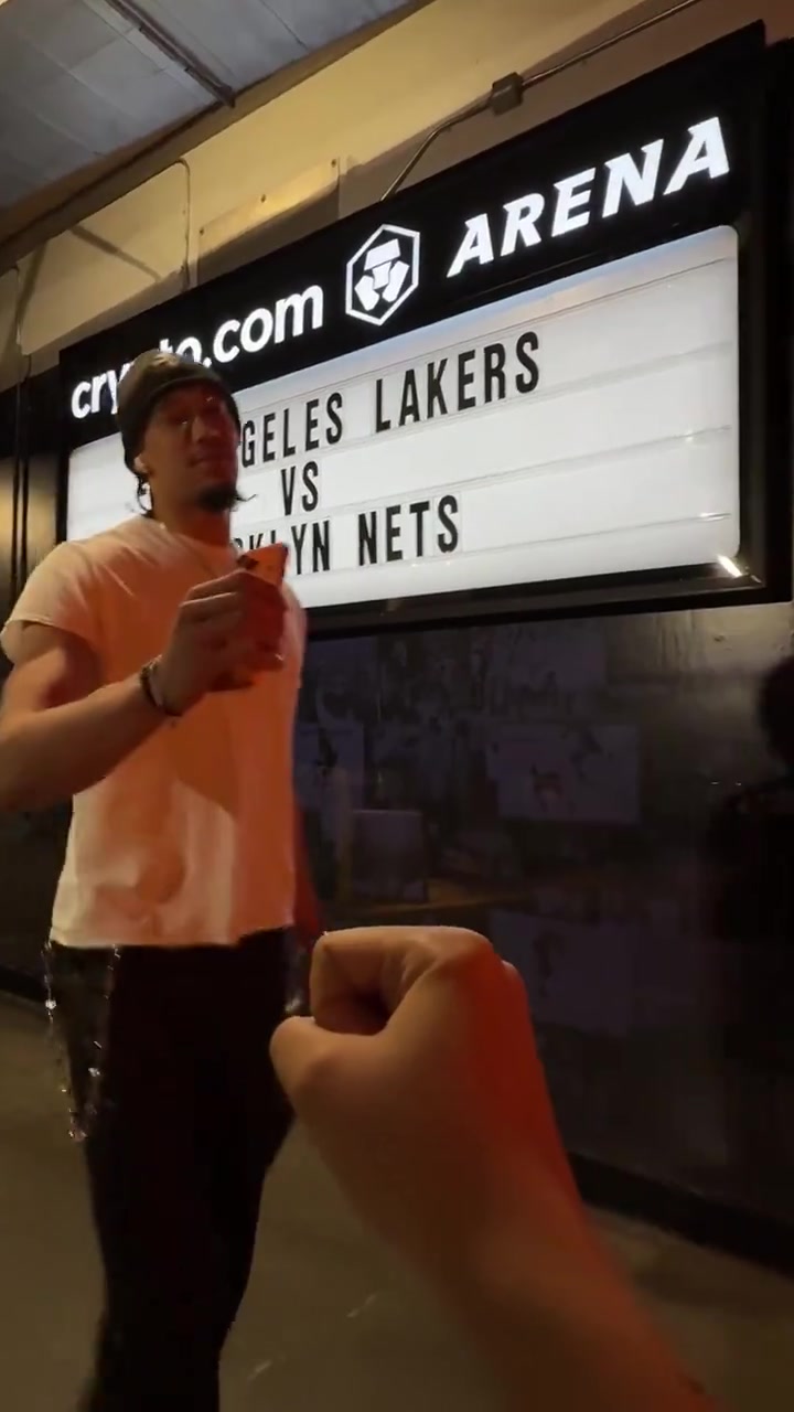 士气高涨！湖人vs篮网 湖人球员抵达球馆！