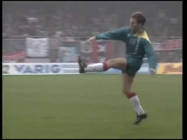 简直就像开了挂！名场面：博格坎普神级停球，优雅挑射破门！