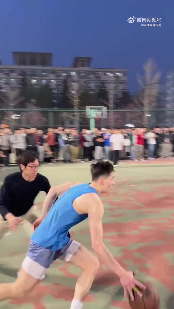 卧槽，小伙这记扣篮炸裂啊！要是放NBA那就是妥妥的十佳球啊！